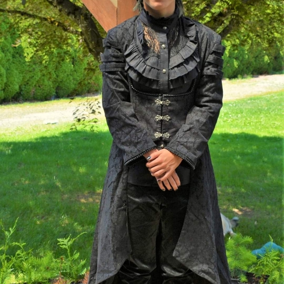 Beautiful steampunk outfit - Picture 3 of 7